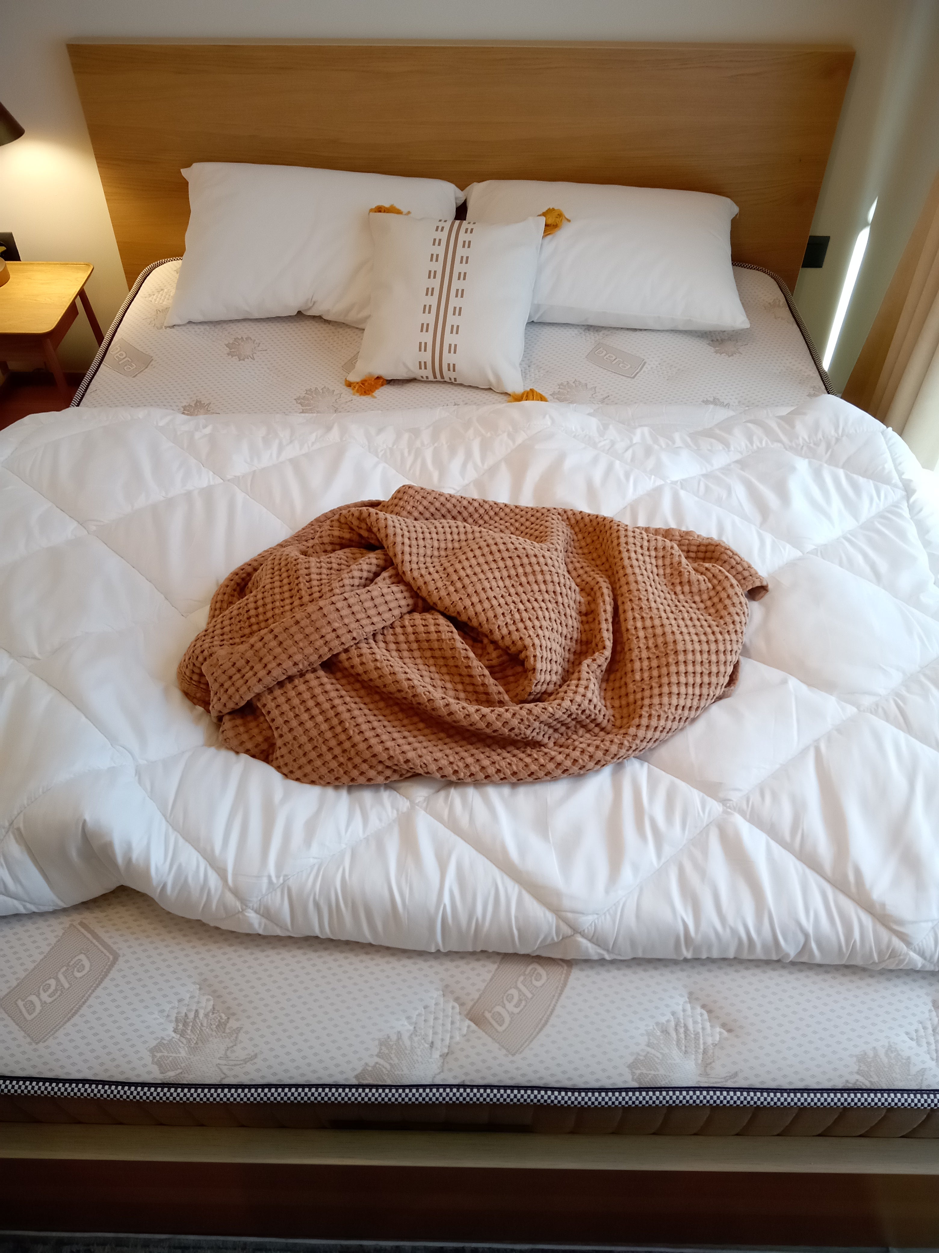 Swan Masif Ahşap Karyola Meşe