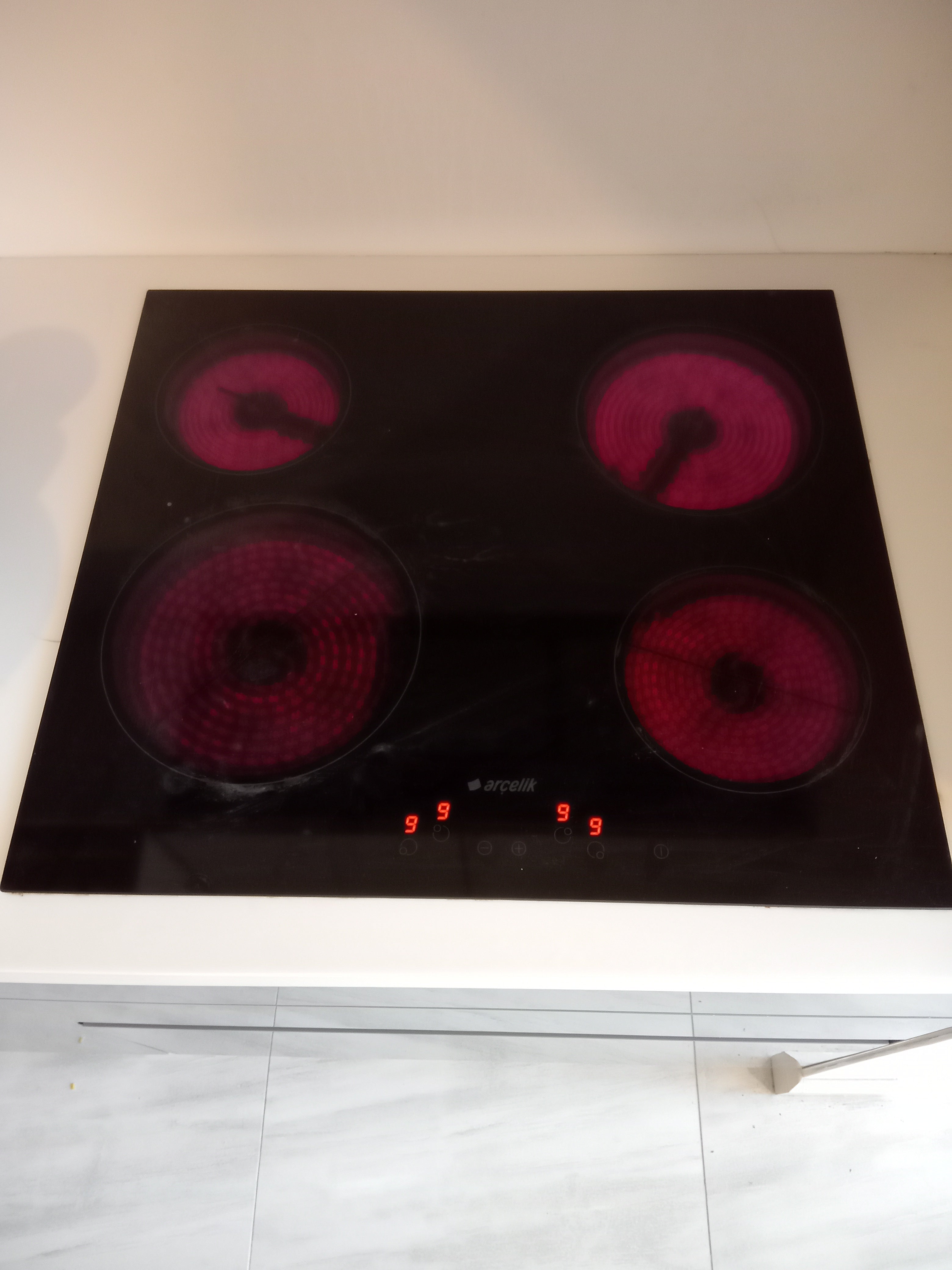 Arçelik 4 Gözü Elektrikli Vitroseramik Siyah Cam Ankastre Ocak