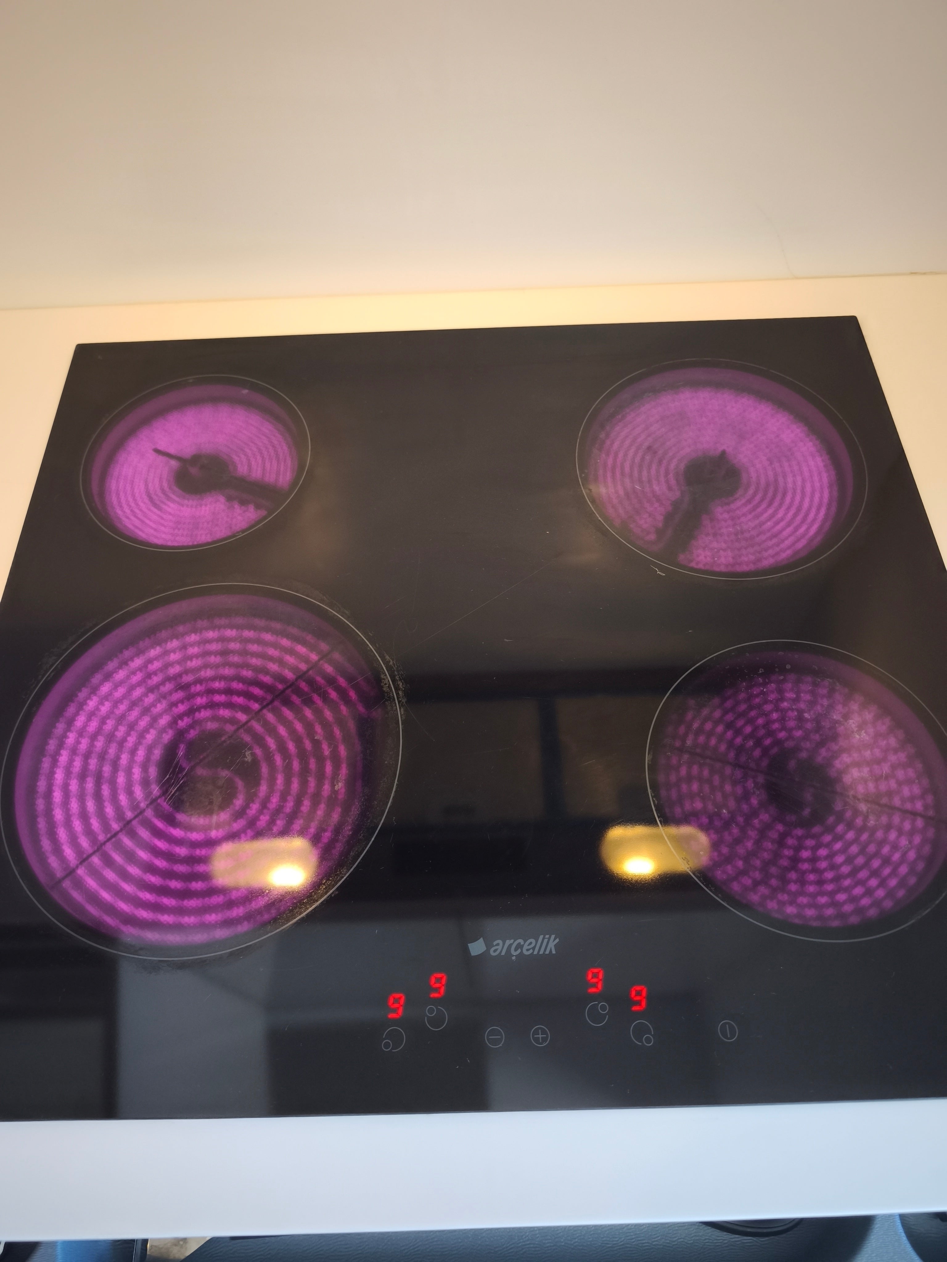 Arçelik 4 Gözü Elektrikli Vitroseramik Siyah Cam Ankastre Ocak