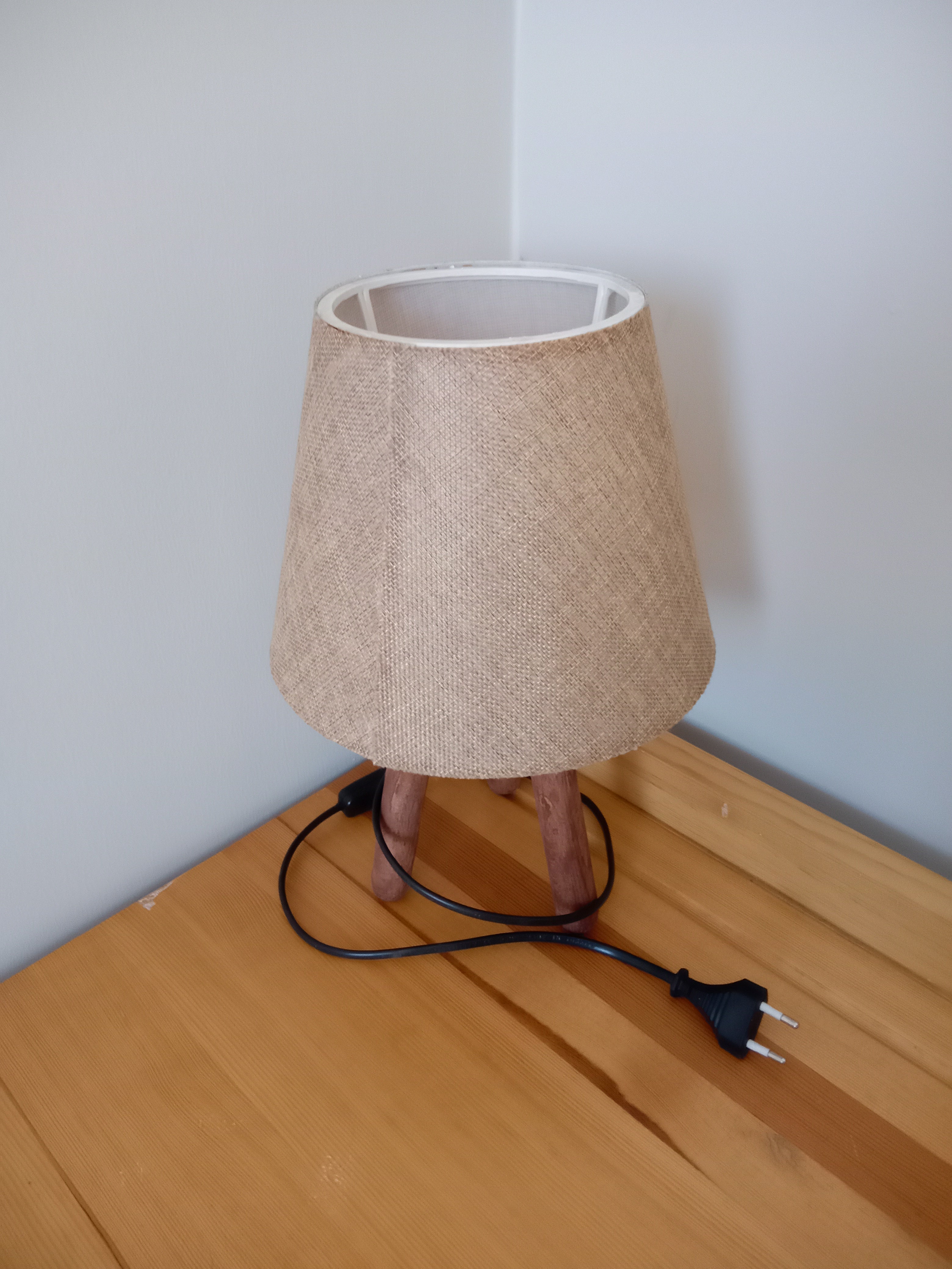 Üç Ayaklı Ahşap Abajur